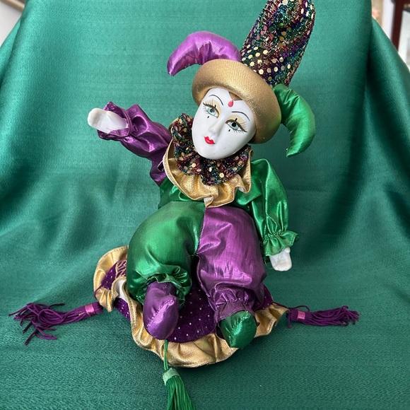 GRAND CASINO PORCELAINE JESTER DOLL COLLECTABLE MARDI GRAS CASINO CLOWN